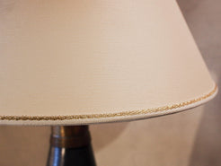 Lampada creata con vaso tadelakt, un intonaco di origine marocchina tipico della città di Marrakech, un metodo completamente ecologico basato sull'utilizzo di calce idrata, sapone nero, pigmenti naturali e cere. Dimensioni vaso compreso impianto diametro 12 h 52 cm, ingombro totale compreso paralume diametro 30 h 68cm.