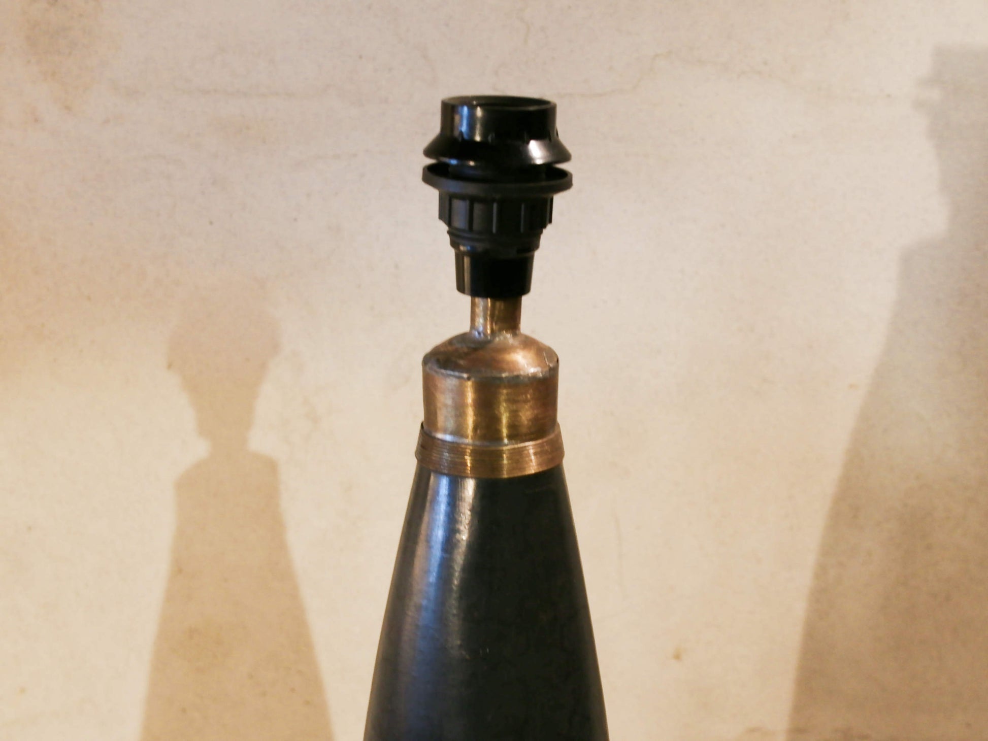 Lampada creata con vaso tadelakt, un intonaco di origine marocchina tipico della città di Marrakech, un metodo completamente ecologico basato sull'utilizzo di calce idrata, sapone nero, pigmenti naturali e cere. Dimensioni vaso compreso impianto diametro 12 h 52 cm, ingombro totale compreso paralume diametro 30 h 68cm.
