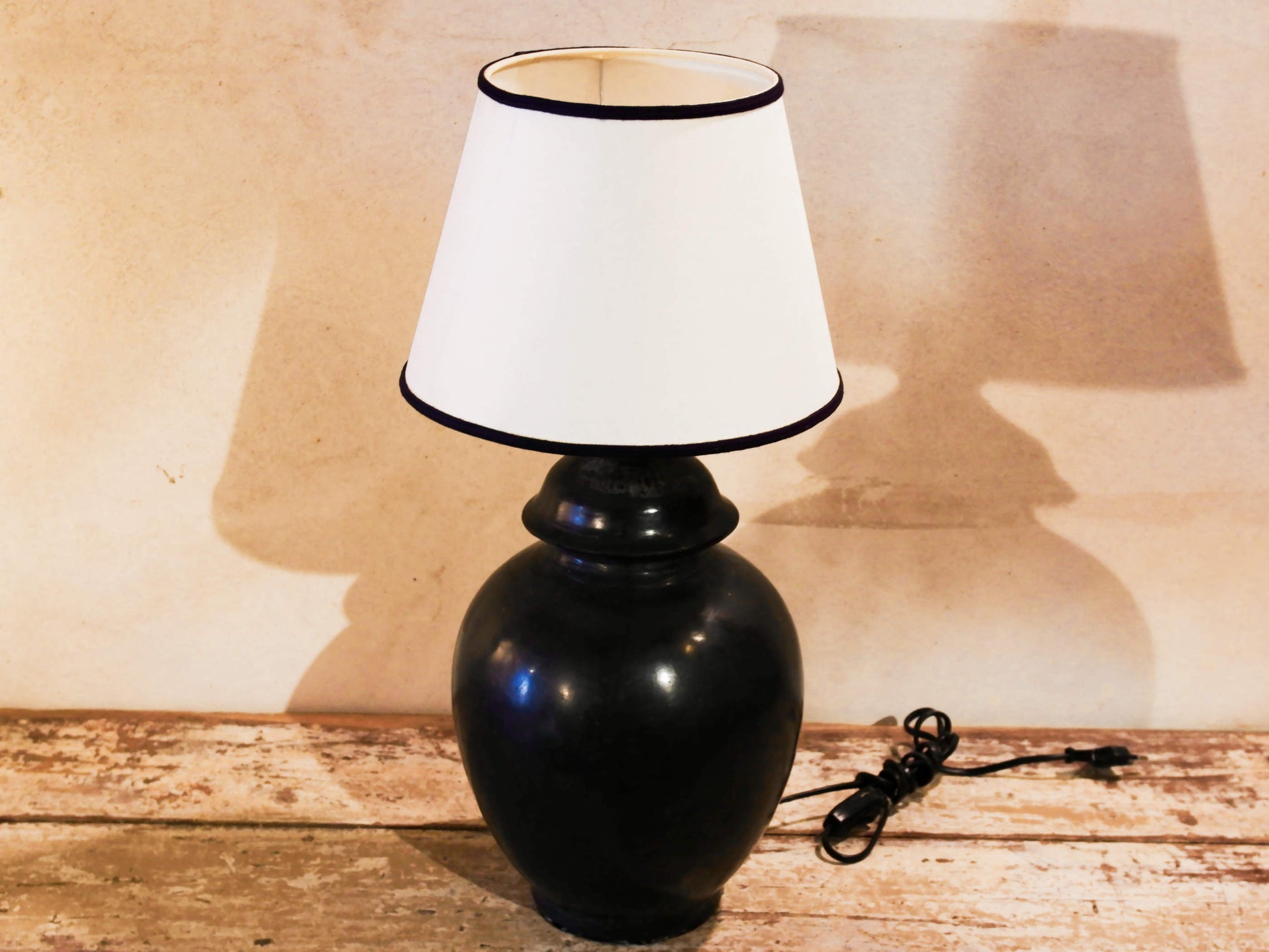 Lampada creata con vaso tadelakt, un intonaco di origine marocchina tipico della città di Marrakech, un metodo completamente ecologico basato sull'utilizzo di calce idrata, sapone nero, pigmenti naturali e cere. Dimensioni vaso compreso impianto diametro 20 h 38 cm, ingombro totale compreso paralume diametro 25 h 53cm.