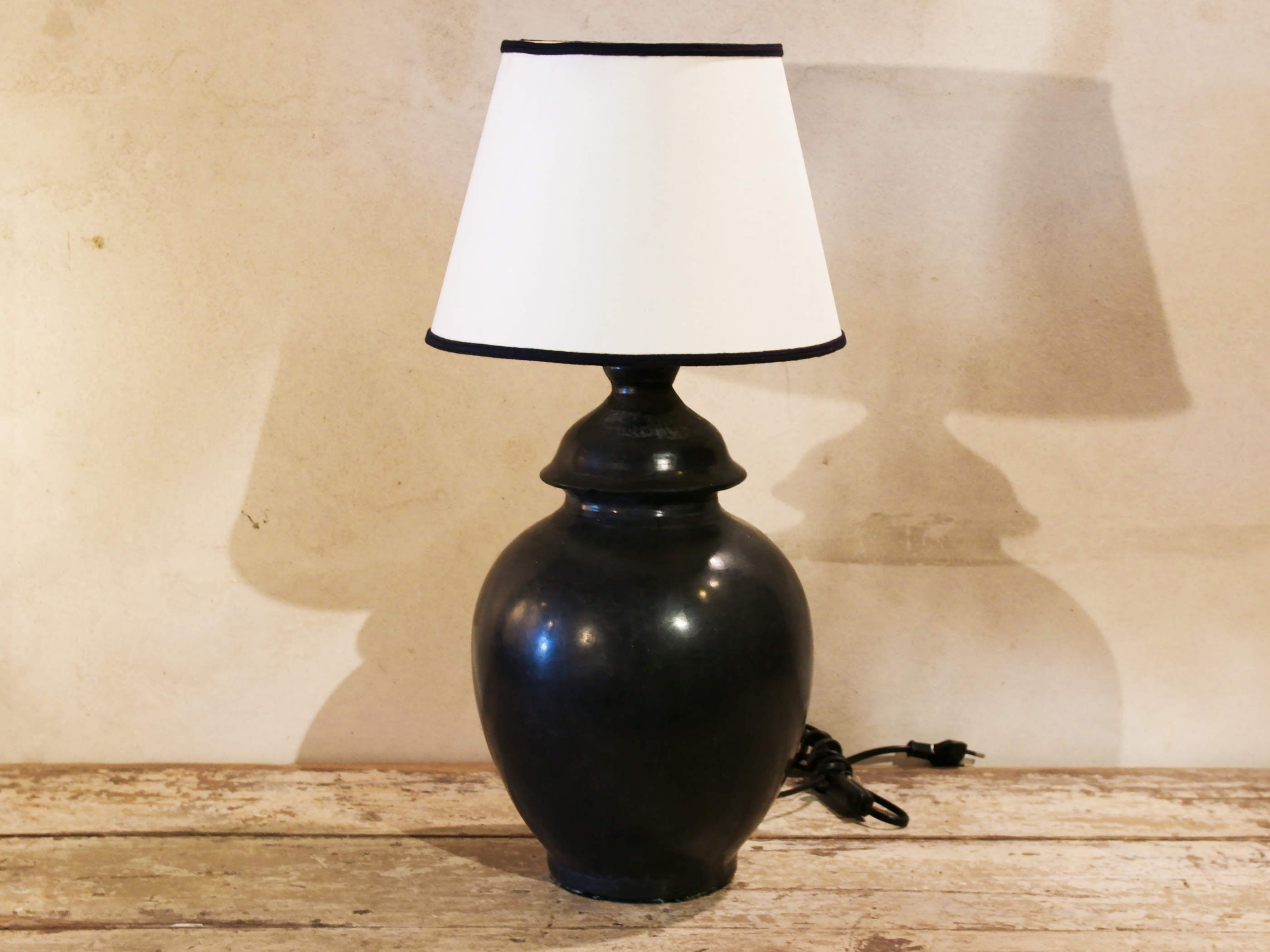 Lampada creata con vaso tadelakt, un intonaco di origine marocchina tipico della città di Marrakech, un metodo completamente ecologico basato sull'utilizzo di calce idrata, sapone nero, pigmenti naturali e cere. Dimensioni vaso compreso impianto diametro 20 h 38 cm, ingombro totale compreso paralume diametro 25 h 53cm.
