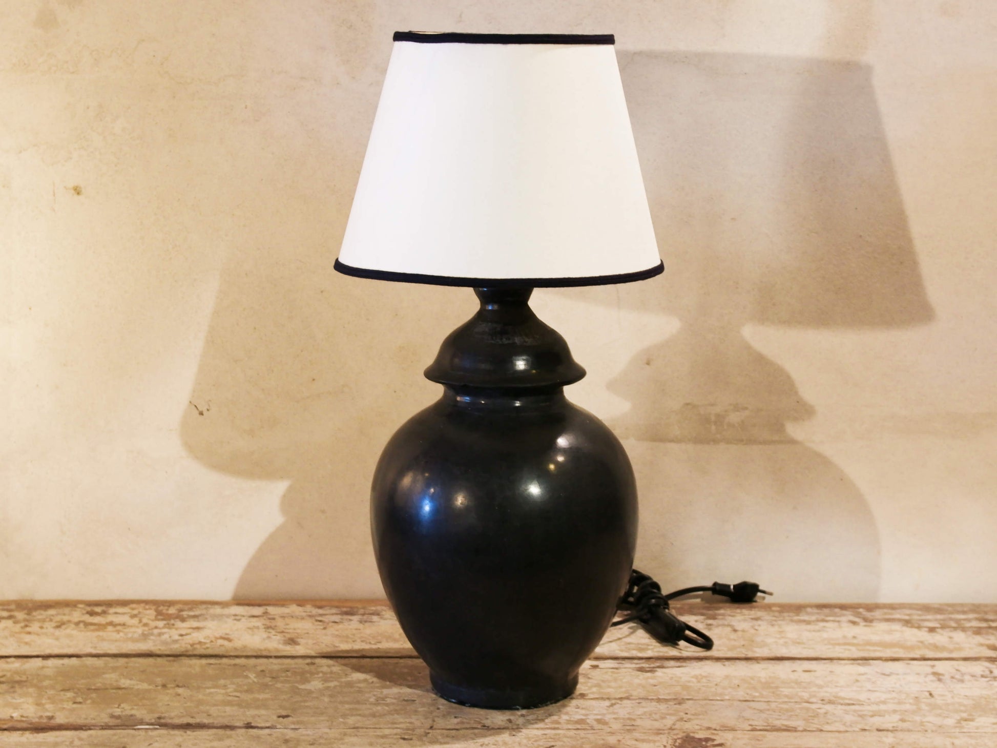 Lampada creata con vaso tadelakt, un intonaco di origine marocchina tipico della città di Marrakech, un metodo completamente ecologico basato sull'utilizzo di calce idrata, sapone nero, pigmenti naturali e cere. Dimensioni vaso compreso impianto diametro 20 h 38 cm, ingombro totale compreso paralume diametro 25 h 53cm.
