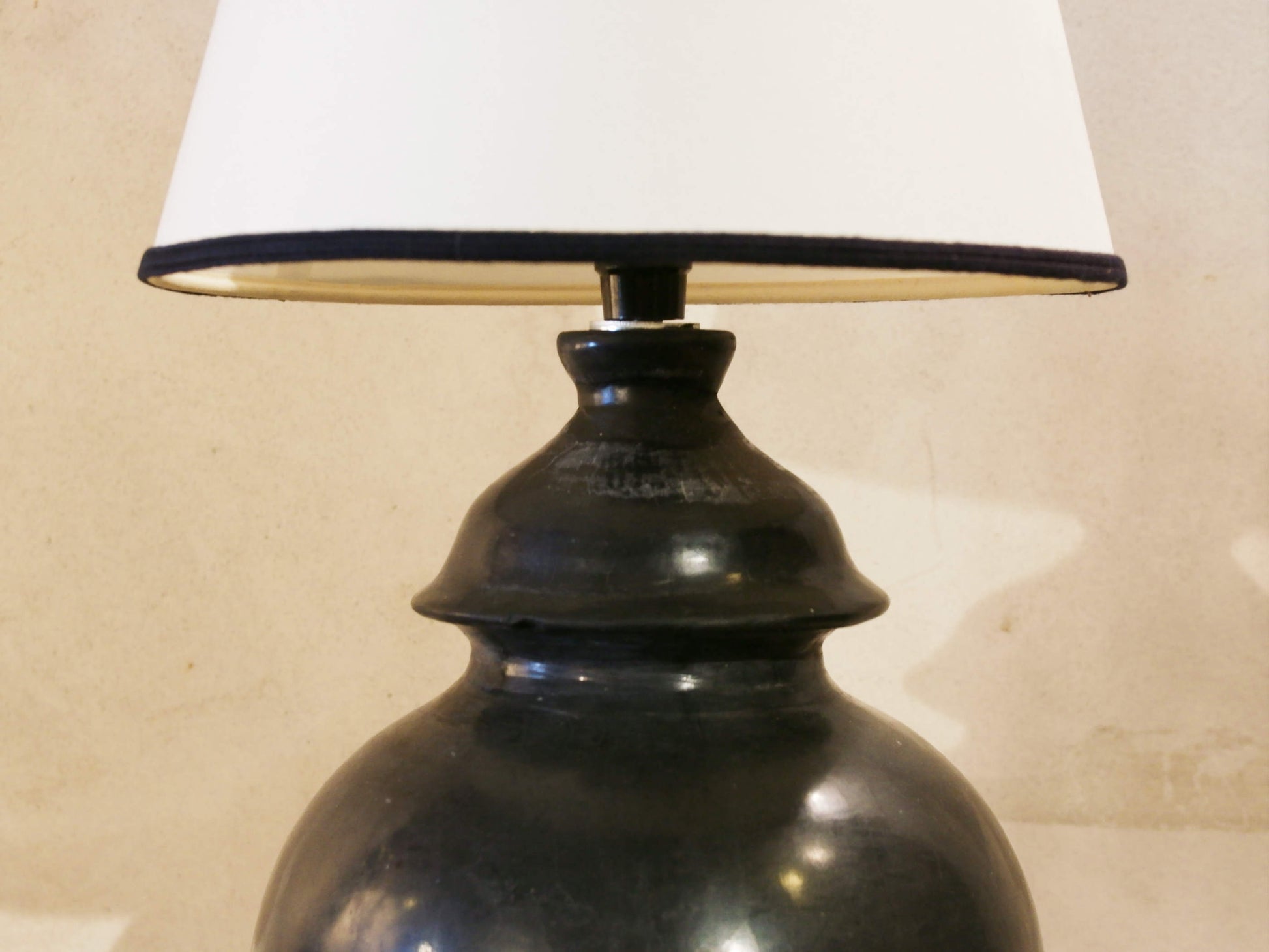 Lampada creata con vaso tadelakt, un intonaco di origine marocchina tipico della città di Marrakech, un metodo completamente ecologico basato sull'utilizzo di calce idrata, sapone nero, pigmenti naturali e cere. Dimensioni vaso compreso impianto diametro 20 h 38 cm, ingombro totale compreso paralume diametro 25 h 53cm.