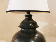 Carica l&#39;immagine nel visualizzatore di Gallery, Lampada creata con vaso tadelakt, un intonaco di origine marocchina tipico della città di Marrakech, un metodo completamente ecologico basato sull&#39;utilizzo di calce idrata, sapone nero, pigmenti naturali e cere. Dimensioni vaso compreso impianto diametro 20 h 38 cm, ingombro totale compreso paralume diametro 25 h 53cm.