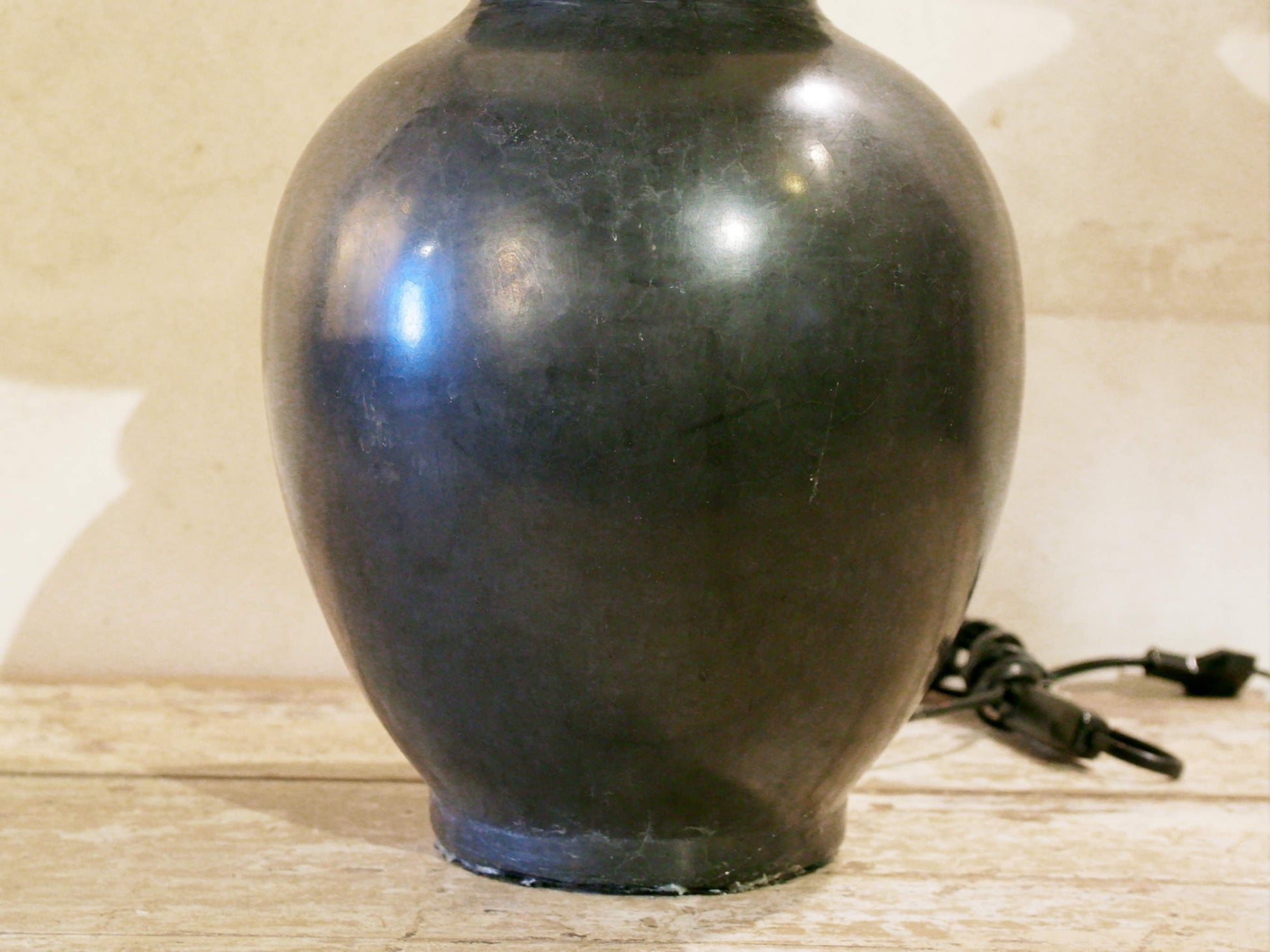 Lampada creata con vaso tadelakt, un intonaco di origine marocchina tipico della città di Marrakech, un metodo completamente ecologico basato sull'utilizzo di calce idrata, sapone nero, pigmenti naturali e cere. Dimensioni vaso compreso impianto diametro 20 h 38 cm, ingombro totale compreso paralume diametro 25 h 53cm.