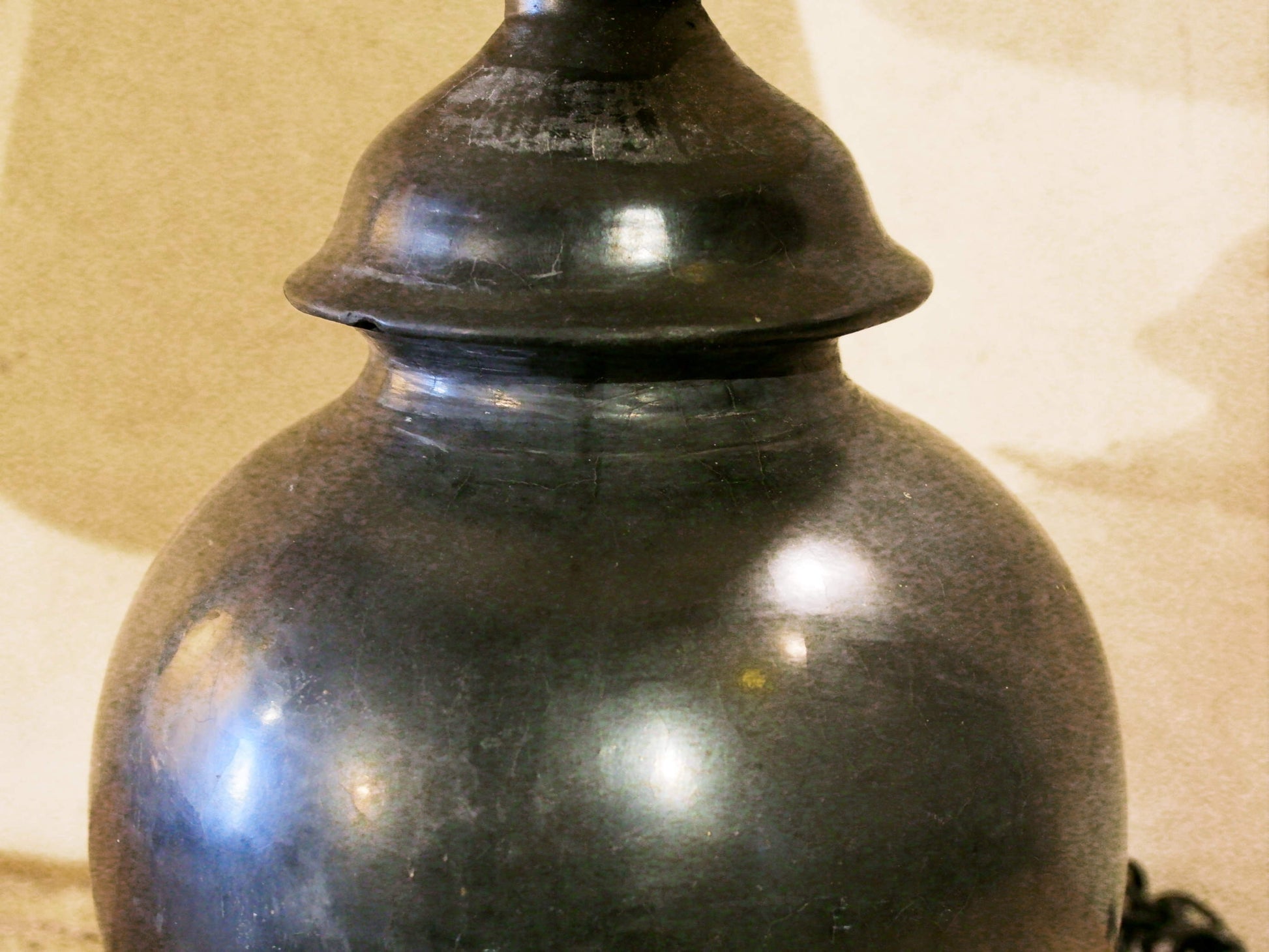 Lampada creata con vaso tadelakt, un intonaco di origine marocchina tipico della città di Marrakech, un metodo completamente ecologico basato sull'utilizzo di calce idrata, sapone nero, pigmenti naturali e cere. Dimensioni vaso compreso impianto diametro 20 h 38 cm, ingombro totale compreso paralume diametro 25 h 53cm.