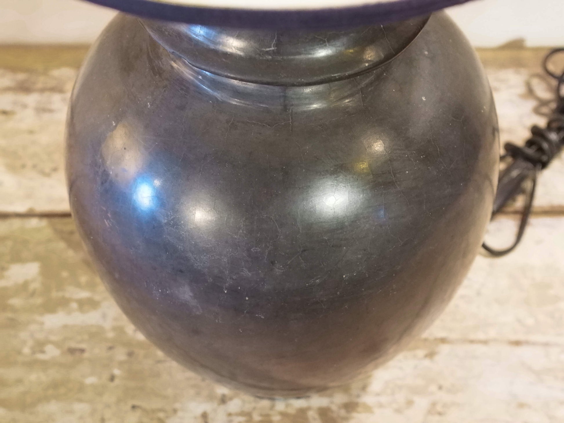 Lampada creata con vaso tadelakt, un intonaco di origine marocchina tipico della città di Marrakech, un metodo completamente ecologico basato sull'utilizzo di calce idrata, sapone nero, pigmenti naturali e cere. Dimensioni vaso compreso impianto diametro 20 h 38 cm, ingombro totale compreso paralume diametro 25 h 53cm.