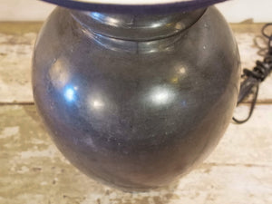 Lampada creata con vaso tadelakt, un intonaco di origine marocchina tipico della città di Marrakech, un metodo completamente ecologico basato sull'utilizzo di calce idrata, sapone nero, pigmenti naturali e cere. Dimensioni vaso compreso impianto diametro 20 h 38 cm, ingombro totale compreso paralume diametro 25 h 53cm.