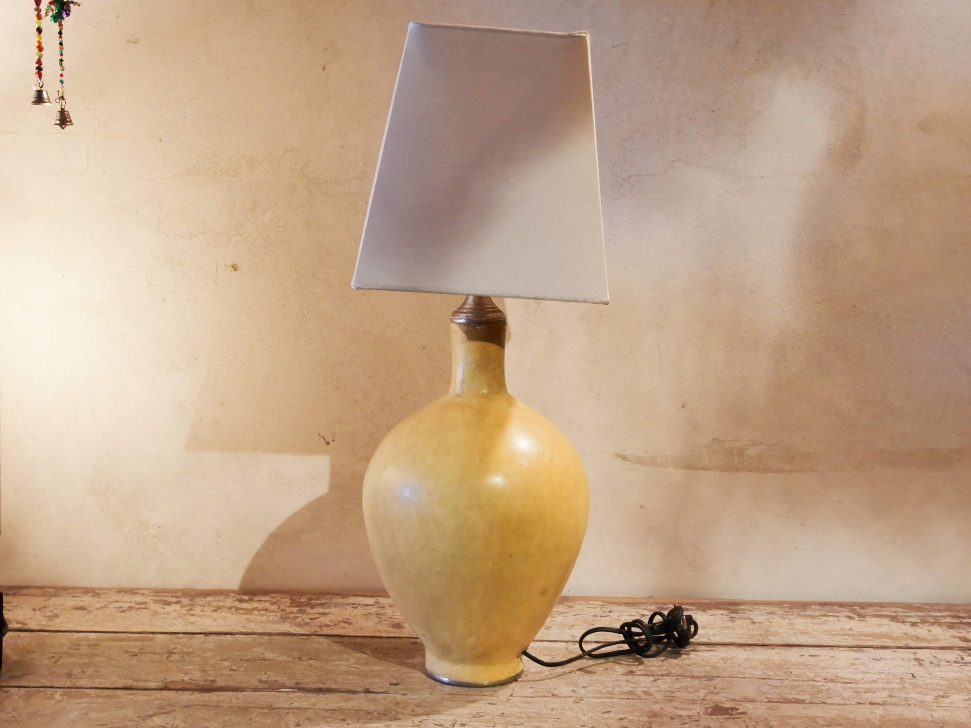 Lampada creata con vaso tadelakt, un intonaco di origine marocchina tipico della città di Marrakech, un metodo completamente ecologico basato sull'utilizzo di calce idrata, sapone nero, pigmenti naturali e cere. Dimensioni vaso compreso impianto diametro 19 h 46 cm, ingombro totale compreso paralume 23x23 h63cm.