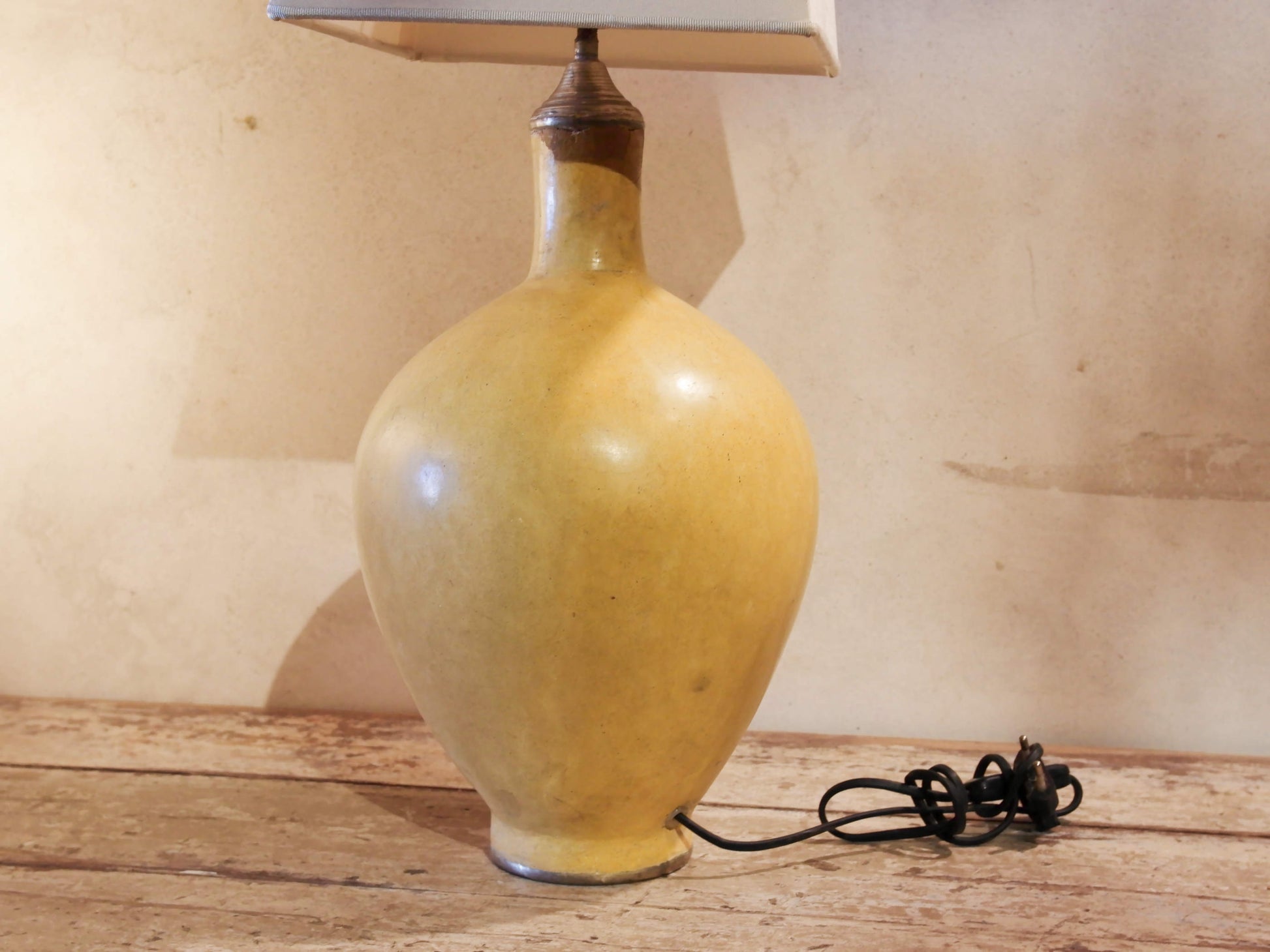 Lampada creata con vaso tadelakt, un intonaco di origine marocchina tipico della città di Marrakech, un metodo completamente ecologico basato sull'utilizzo di calce idrata, sapone nero, pigmenti naturali e cere. Dimensioni vaso compreso impianto diametro 19 h 46 cm, ingombro totale compreso paralume 23x23 h63cm.