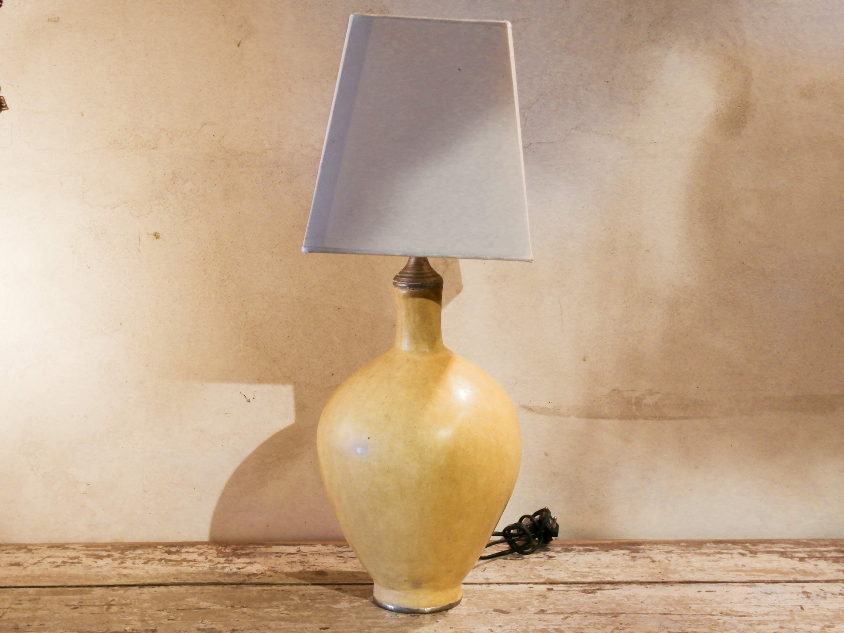 Lampada creata con vaso tadelakt, un intonaco di origine marocchina tipico della città di Marrakech, un metodo completamente ecologico basato sull'utilizzo di calce idrata, sapone nero, pigmenti naturali e cere. Dimensioni vaso compreso impianto diametro 19 h 46 cm, ingombro totale compreso paralume 23x23 h63cm.