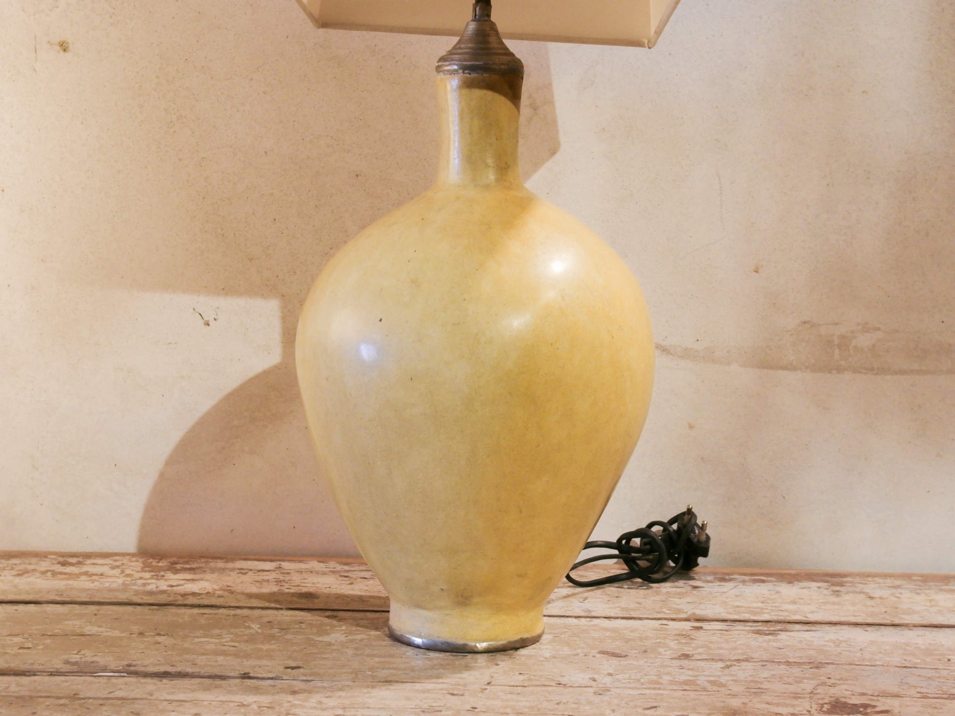 Lampada creata con vaso tadelakt, un intonaco di origine marocchina tipico della città di Marrakech, un metodo completamente ecologico basato sull'utilizzo di calce idrata, sapone nero, pigmenti naturali e cere. Dimensioni vaso compreso impianto diametro 19 h 46 cm, ingombro totale compreso paralume 23x23 h63cm.