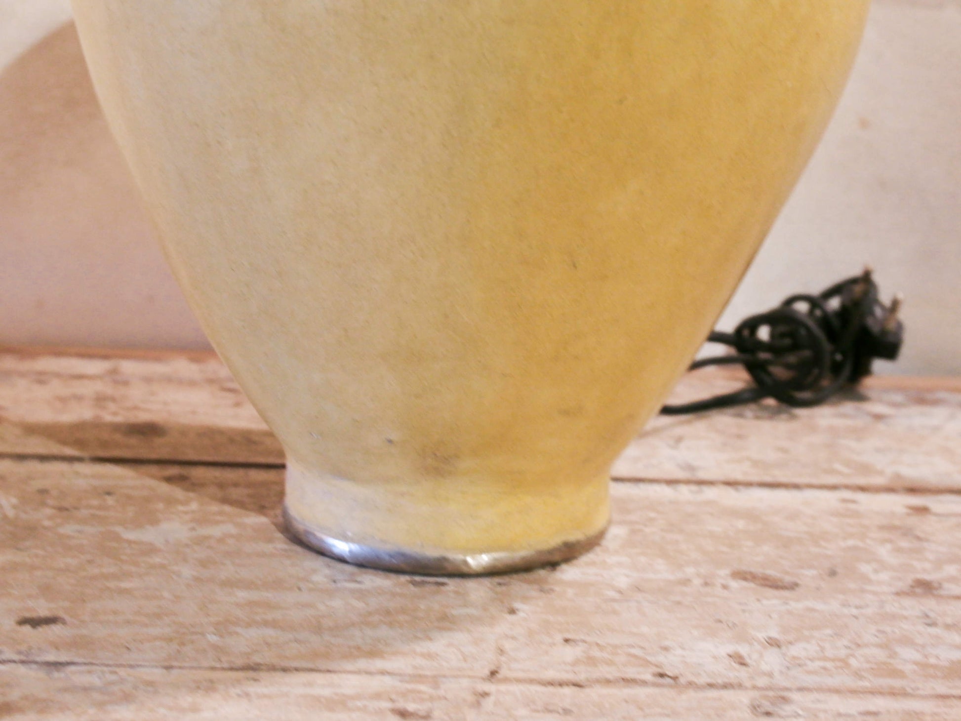 Lampada creata con vaso tadelakt, un intonaco di origine marocchina tipico della città di Marrakech, un metodo completamente ecologico basato sull'utilizzo di calce idrata, sapone nero, pigmenti naturali e cere. Dimensioni vaso compreso impianto diametro 19 h 46 cm, ingombro totale compreso paralume 23x23 h63cm.