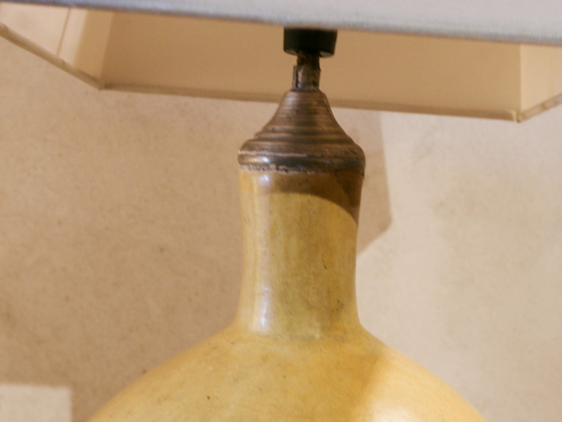Lampada creata con vaso tadelakt, un intonaco di origine marocchina tipico della città di Marrakech, un metodo completamente ecologico basato sull'utilizzo di calce idrata, sapone nero, pigmenti naturali e cere. Dimensioni vaso compreso impianto diametro 19 h 46 cm, ingombro totale compreso paralume 23x23 h63cm.