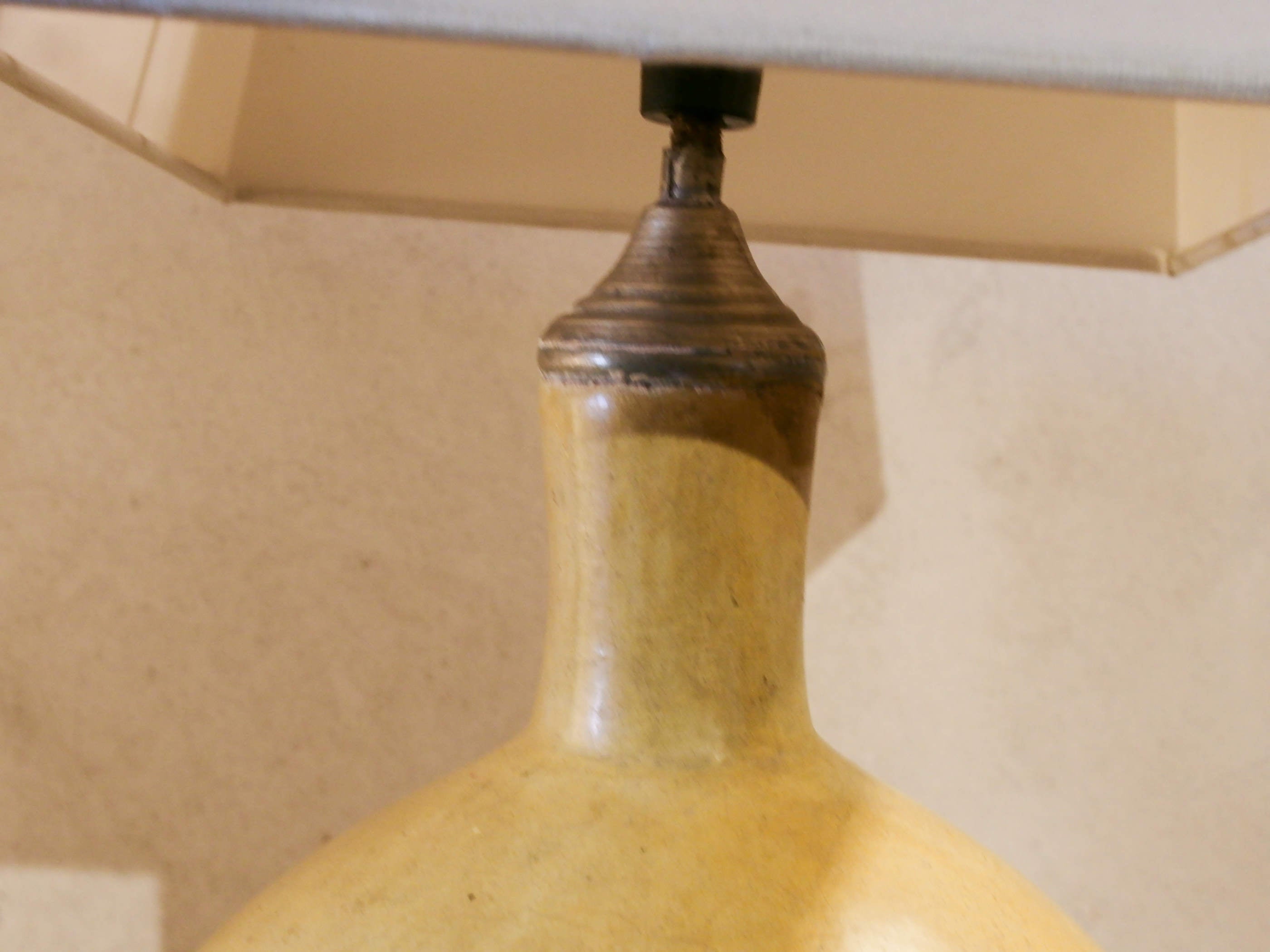 Lampada creata con vaso tadelakt, un intonaco di origine marocchina tipico della città di Marrakech, un metodo completamente ecologico basato sull'utilizzo di calce idrata, sapone nero, pigmenti naturali e cere. Dimensioni vaso compreso impianto diametro 19 h 46 cm, ingombro totale compreso paralume 23x23 h63cm.