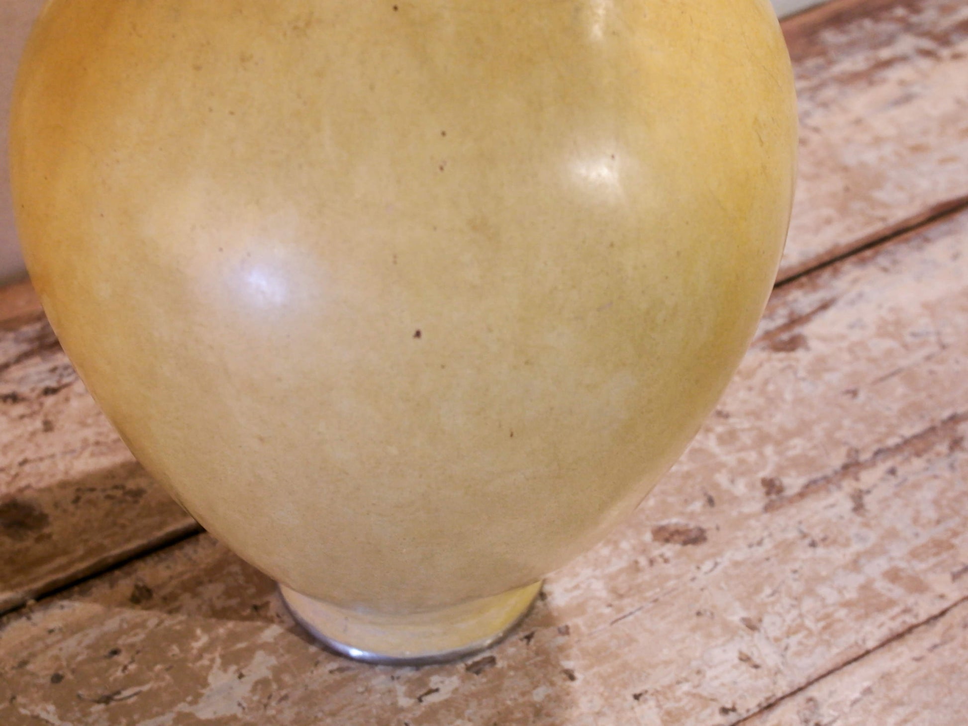Lampada creata con vaso tadelakt, un intonaco di origine marocchina tipico della città di Marrakech, un metodo completamente ecologico basato sull'utilizzo di calce idrata, sapone nero, pigmenti naturali e cere. Dimensioni vaso compreso impianto diametro 19 h 46 cm, ingombro totale compreso paralume 23x23 h63cm.