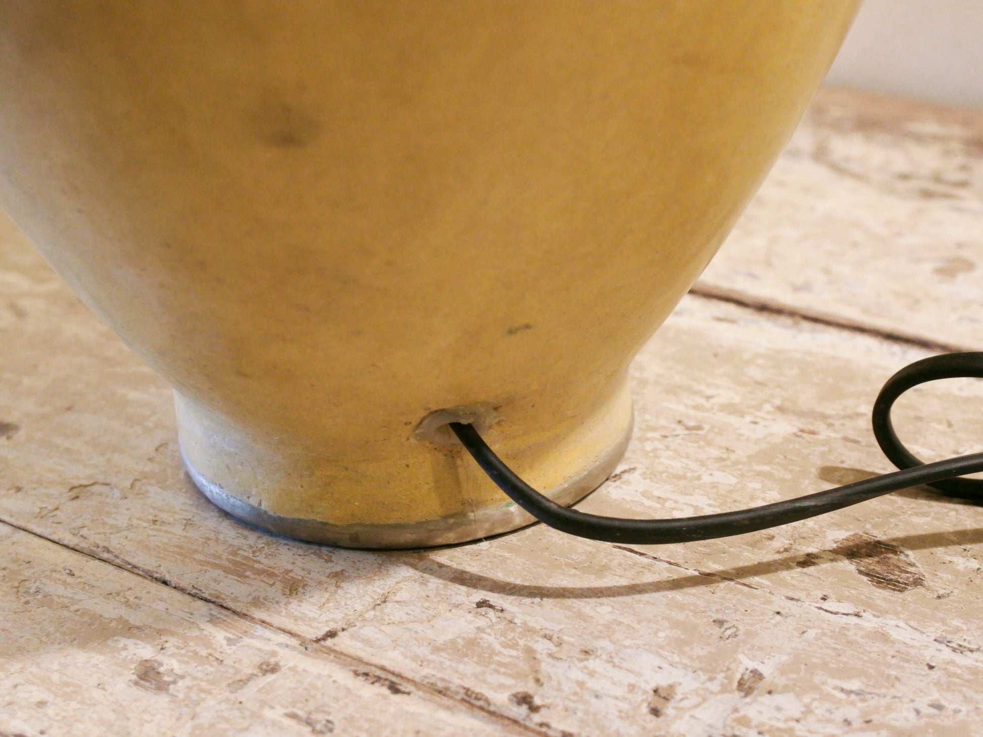 Lampada creata con vaso tadelakt, un intonaco di origine marocchina tipico della città di Marrakech, un metodo completamente ecologico basato sull'utilizzo di calce idrata, sapone nero, pigmenti naturali e cere. Dimensioni vaso compreso impianto diametro 19 h 46 cm, ingombro totale compreso paralume 23x23 h63cm.