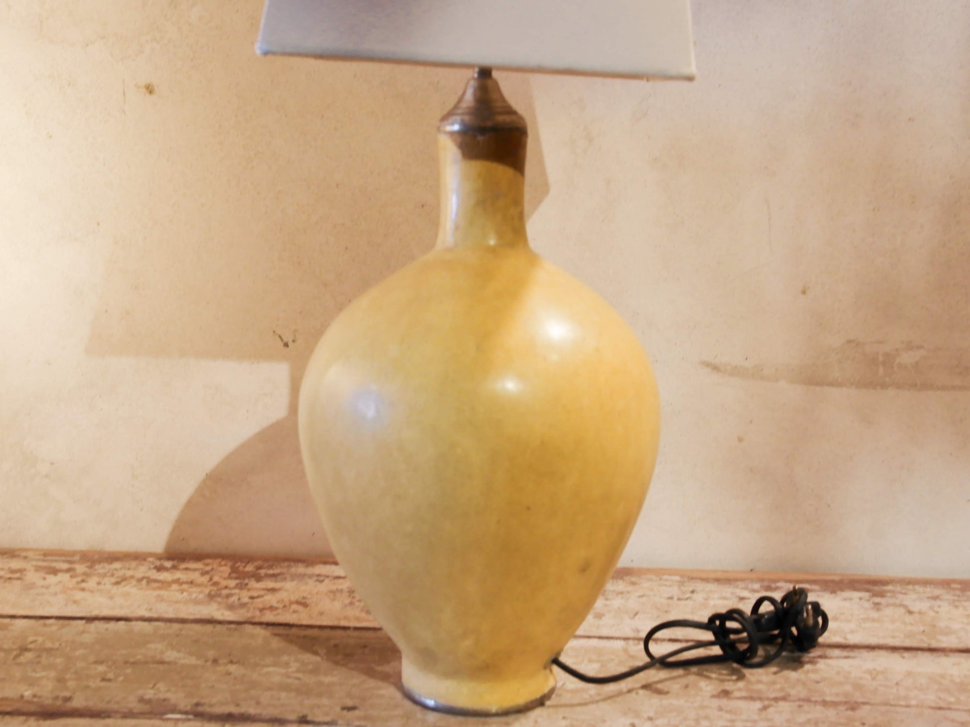 Lampada creata con vaso tadelakt, un intonaco di origine marocchina tipico della città di Marrakech, un metodo completamente ecologico basato sull'utilizzo di calce idrata, sapone nero, pigmenti naturali e cere. Dimensioni vaso compreso impianto diametro 19 h 46 cm, ingombro totale compreso paralume 23x23 h63cm.