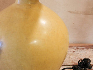 Lampada creata con vaso tadelakt, un intonaco di origine marocchina tipico della città di Marrakech, un metodo completamente ecologico basato sull'utilizzo di calce idrata, sapone nero, pigmenti naturali e cere. Dimensioni vaso compreso impianto diametro 19 h 46 cm, ingombro totale compreso paralume 23x23 h63cm.