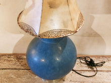 Carica l&#39;immagine nel visualizzatore di Gallery, Lampada creata con vaso tadelakt, un intonaco di origine marocchina tipico della città di Marrakech, un metodo completamente ecologico basato sull&#39;utilizzo di calce idrata, sapone nero, pigmenti naturali e cere. Dimensioni vaso compreso impianto diametro 27 h 43 cm, ingombro totale compreso paralume diametro 30 h58cm.