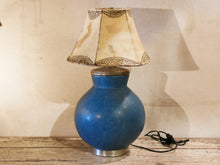 Carica l&#39;immagine nel visualizzatore di Gallery, Lampada creata con vaso tadelakt, un intonaco di origine marocchina tipico della città di Marrakech, un metodo completamente ecologico basato sull&#39;utilizzo di calce idrata, sapone nero, pigmenti naturali e cere. Dimensioni vaso compreso impianto diametro 27 h 43 cm, ingombro totale compreso paralume diametro 30 h58cm.