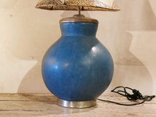 Carica l&#39;immagine nel visualizzatore di Gallery, Lampada creata con vaso tadelakt, un intonaco di origine marocchina tipico della città di Marrakech, un metodo completamente ecologico basato sull&#39;utilizzo di calce idrata, sapone nero, pigmenti naturali e cere. Dimensioni vaso compreso impianto diametro 27 h 43 cm, ingombro totale compreso paralume diametro 30 h58cm.