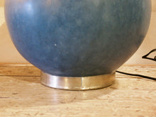 Carica l&#39;immagine nel visualizzatore di Gallery, Lampada creata con vaso tadelakt, un intonaco di origine marocchina tipico della città di Marrakech, un metodo completamente ecologico basato sull&#39;utilizzo di calce idrata, sapone nero, pigmenti naturali e cere. Dimensioni vaso compreso impianto diametro 27 h 43 cm, ingombro totale compreso paralume diametro 30 h58cm.