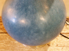 Carica l&#39;immagine nel visualizzatore di Gallery, Lampada creata con vaso tadelakt, un intonaco di origine marocchina tipico della città di Marrakech, un metodo completamente ecologico basato sull&#39;utilizzo di calce idrata, sapone nero, pigmenti naturali e cere. Dimensioni vaso compreso impianto diametro 27 h 43 cm, ingombro totale compreso paralume diametro 30 h58cm.