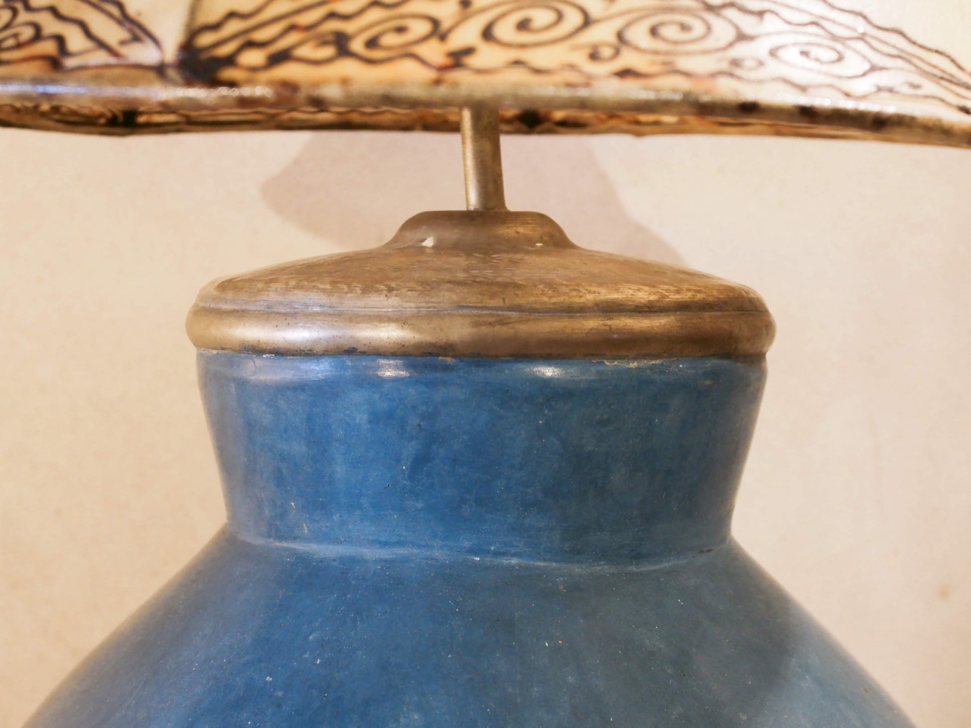 Lampada creata con vaso tadelakt, un intonaco di origine marocchina tipico della città di Marrakech, un metodo completamente ecologico basato sull'utilizzo di calce idrata, sapone nero, pigmenti naturali e cere. Dimensioni vaso compreso impianto diametro 27 h 43 cm, ingombro totale compreso paralume diametro 30 h58cm.