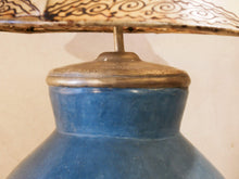 Carica l&#39;immagine nel visualizzatore di Gallery, Lampada creata con vaso tadelakt, un intonaco di origine marocchina tipico della città di Marrakech, un metodo completamente ecologico basato sull&#39;utilizzo di calce idrata, sapone nero, pigmenti naturali e cere. Dimensioni vaso compreso impianto diametro 27 h 43 cm, ingombro totale compreso paralume diametro 30 h58cm.