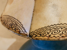 Carica l&#39;immagine nel visualizzatore di Gallery, Lampada creata con vaso tadelakt, un intonaco di origine marocchina tipico della città di Marrakech, un metodo completamente ecologico basato sull&#39;utilizzo di calce idrata, sapone nero, pigmenti naturali e cere. Dimensioni vaso compreso impianto diametro 27 h 43 cm, ingombro totale compreso paralume diametro 30 h58cm.