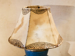 Lampada creata con vaso tadelakt, un intonaco di origine marocchina tipico della città di Marrakech, un metodo completamente ecologico basato sull'utilizzo di calce idrata, sapone nero, pigmenti naturali e cere. Dimensioni vaso compreso impianto diametro 27 h 43 cm, ingombro totale compreso paralume diametro 30 h58cm.
