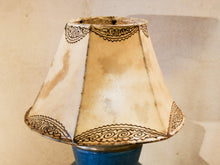 Carica l&#39;immagine nel visualizzatore di Gallery, Lampada creata con vaso tadelakt, un intonaco di origine marocchina tipico della città di Marrakech, un metodo completamente ecologico basato sull&#39;utilizzo di calce idrata, sapone nero, pigmenti naturali e cere. Dimensioni vaso compreso impianto diametro 27 h 43 cm, ingombro totale compreso paralume diametro 30 h58cm.
