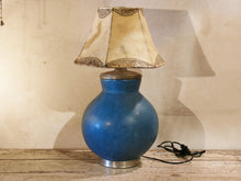 Carica l&#39;immagine nel visualizzatore di Gallery, Lampada creata con vaso tadelakt, un intonaco di origine marocchina tipico della città di Marrakech, un metodo completamente ecologico basato sull&#39;utilizzo di calce idrata, sapone nero, pigmenti naturali e cere. Dimensioni vaso compreso impianto diametro 27 h 43 cm, ingombro totale compreso paralume diametro 30 h58cm.