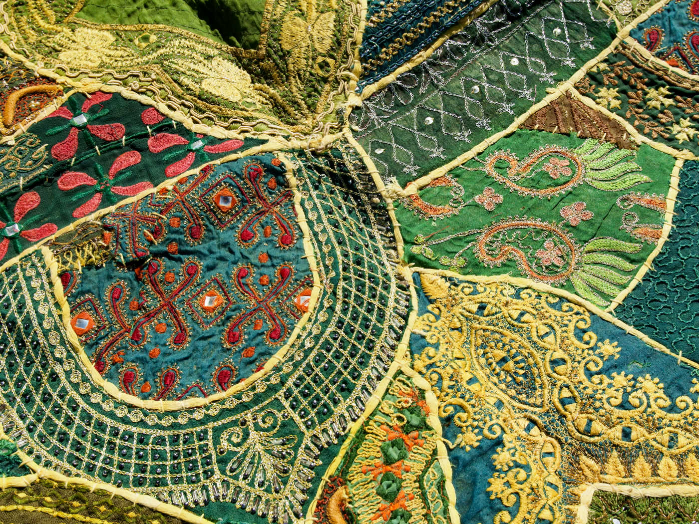 vecchio arazzo in cotone e specchietti, lavorato artigianalmente a mano con tecnica patchwork.  per ogni pezzo ci possono volere mesi di lavoro sia per i ricami che per la ricerca di elementi, pezzi di tessuto antico, da abbinare all'arazzo.  tipici dell'india del nord, in Rajasthan  l'arazzo in casa è simbolo di fortuna e prosperità.  Pezzo Unico. Ideale come tessuto da appendere a parete ma si puo' impiegare anche come tappeto.    Dimensioni 90x140cm