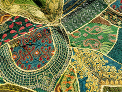 vecchio arazzo in cotone e specchietti, lavorato artigianalmente a mano con tecnica patchwork.  per ogni pezzo ci possono volere mesi di lavoro sia per i ricami che per la ricerca di elementi, pezzi di tessuto antico, da abbinare all'arazzo.  tipici dell'india del nord, in Rajasthan  l'arazzo in casa è simbolo di fortuna e prosperità.  Pezzo Unico. Ideale come tessuto da appendere a parete ma si puo' impiegare anche come tappeto.    Dimensioni 90x140cm