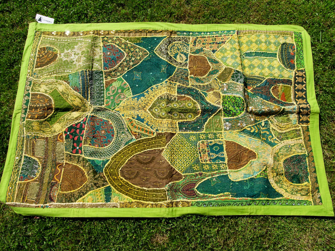 vecchio arazzo in cotone e specchietti, lavorato artigianalmente a mano con tecnica patchwork.  per ogni pezzo ci possono volere mesi di lavoro sia per i ricami che per la ricerca di elementi, pezzi di tessuto antico, da abbinare all'arazzo.  tipici dell'india del nord, in Rajasthan  l'arazzo in casa è simbolo di fortuna e prosperità.  Pezzo Unico. Ideale come tessuto da appendere a parete ma si puo' impiegare anche come tappeto.    Dimensioni 90x140cm