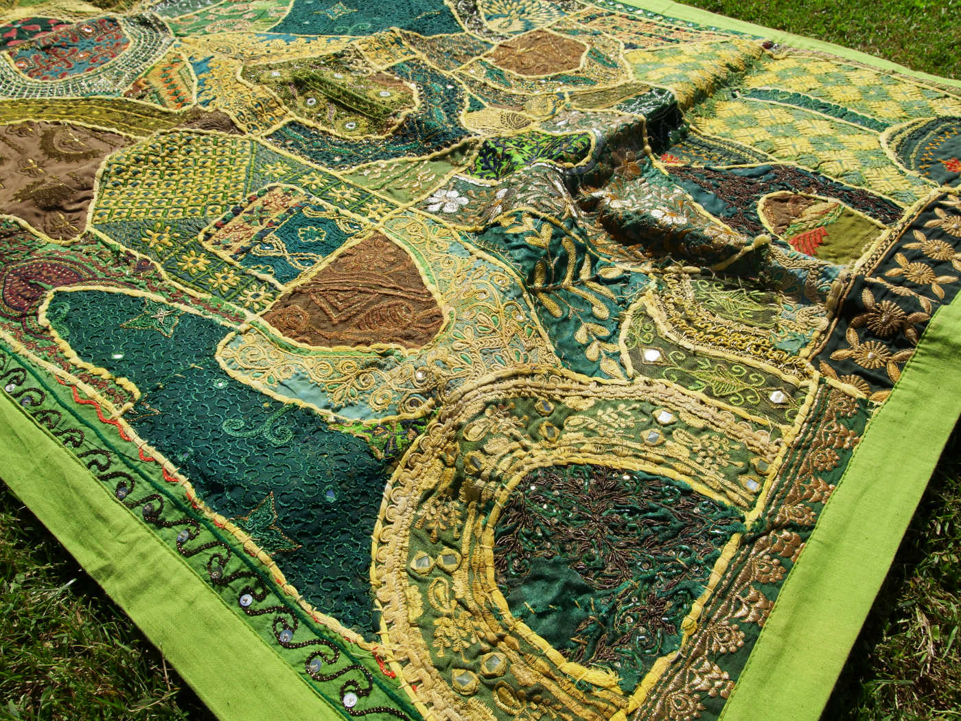 vecchio arazzo in cotone e specchietti, lavorato artigianalmente a mano con tecnica patchwork.  per ogni pezzo ci possono volere mesi di lavoro sia per i ricami che per la ricerca di elementi, pezzi di tessuto antico, da abbinare all'arazzo.  tipici dell'india del nord, in Rajasthan  l'arazzo in casa è simbolo di fortuna e prosperità.  Pezzo Unico. Ideale come tessuto da appendere a parete ma si puo' impiegare anche come tappeto.    Dimensioni 90x140cm