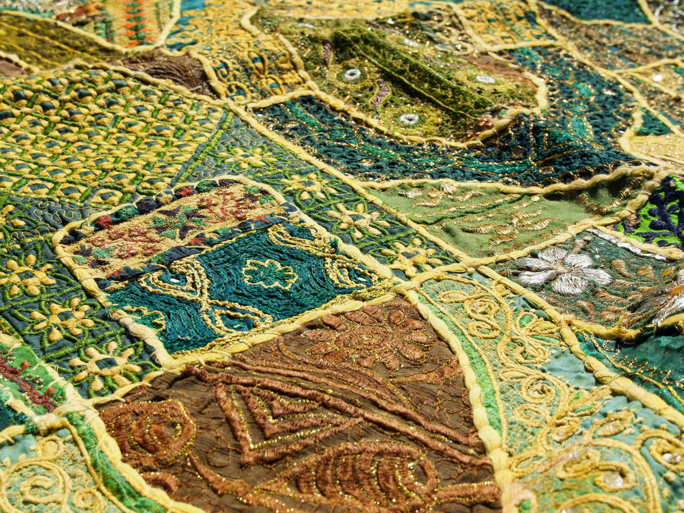 vecchio arazzo in cotone e specchietti, lavorato artigianalmente a mano con tecnica patchwork.  per ogni pezzo ci possono volere mesi di lavoro sia per i ricami che per la ricerca di elementi, pezzi di tessuto antico, da abbinare all'arazzo.  tipici dell'india del nord, in Rajasthan  l'arazzo in casa è simbolo di fortuna e prosperità.  Pezzo Unico. Ideale come tessuto da appendere a parete ma si puo' impiegare anche come tappeto.    Dimensioni 90x140cm