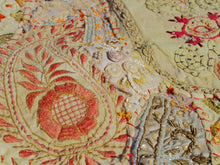 Carica l&#39;immagine nel visualizzatore di Gallery, vecchio arazzo in cotone con aggiunta di perline, lavorato artigianalmente a mano con tecnica patchwork.  per ogni pezzo ci possono volere mesi di lavoro sia per i ricami che per la ricerca di elementi, pezzi di tessuto antico, da abbinare all&#39;arazzo.  tipici dell&#39;india del nord, in Rajasthan  l&#39;arazzo in casa è simbolo di fortuna e prosperità.  Pezzo Unico. Ideale come tessuto da appendere a parete ma si puo&#39; impiegare anche come tappeto.    Dimensioni 100x140cm