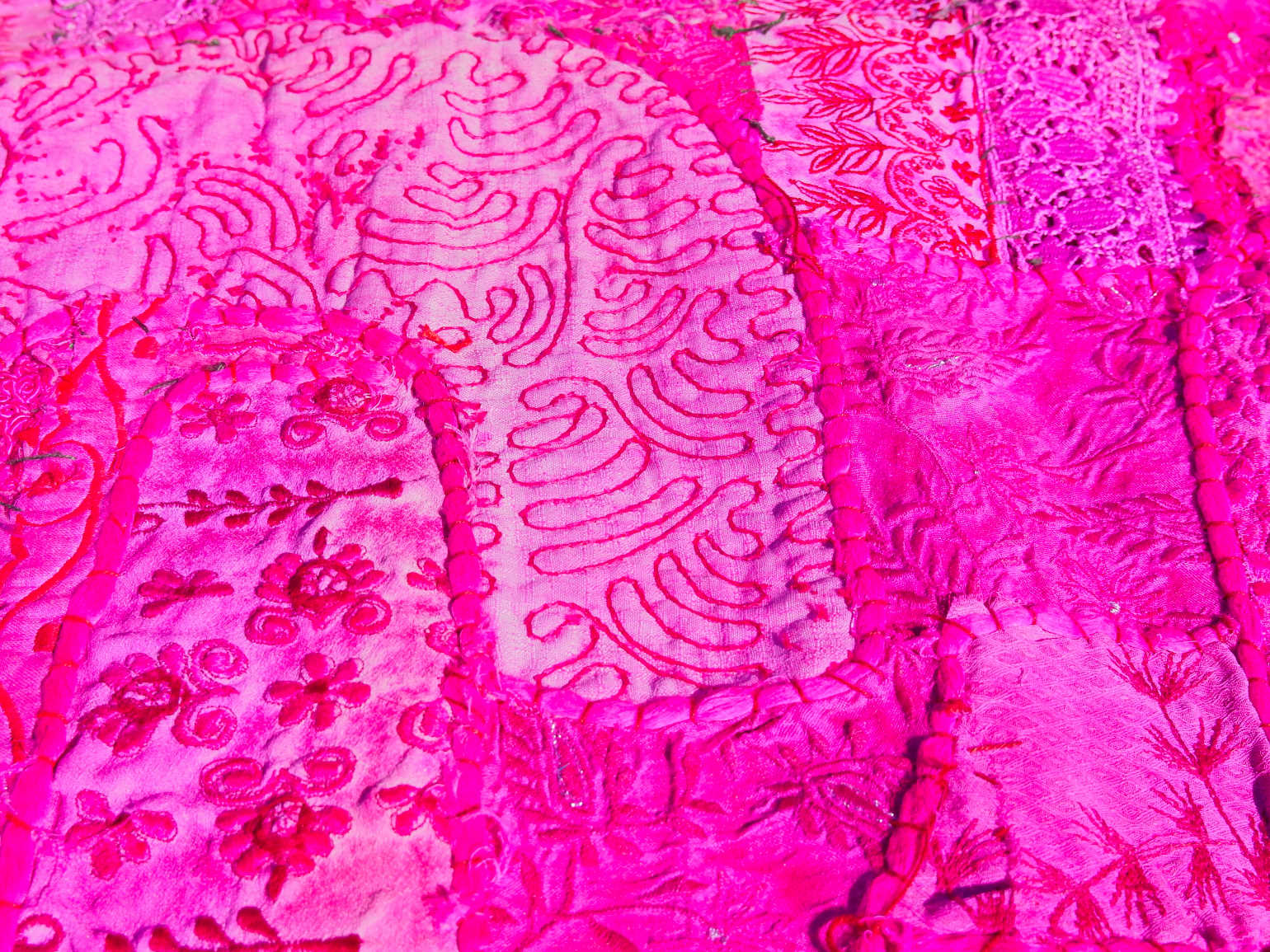 vecchio arazzo in cotone, lavorato artigianalmente a mano con tecnica patchwork.  per ogni pezzo ci possono volere mesi di lavoro sia per i ricami che per la ricerca di elementi, pezzi di tessuto antico, da abbinare all'arazzo.  tipici dell'india del nord, in Rajasthan  l'arazzo in casa è simbolo di fortuna e prosperità.  Pezzo Unico. Ideale come tessuto da appendere a parete ma si puo' impiegare anche come tappeto.    Dimensioni 100x140cm