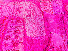 Carica l&#39;immagine nel visualizzatore di Gallery, vecchio arazzo in cotone, lavorato artigianalmente a mano con tecnica patchwork.  per ogni pezzo ci possono volere mesi di lavoro sia per i ricami che per la ricerca di elementi, pezzi di tessuto antico, da abbinare all&#39;arazzo.  tipici dell&#39;india del nord, in Rajasthan  l&#39;arazzo in casa è simbolo di fortuna e prosperità.  Pezzo Unico. Ideale come tessuto da appendere a parete ma si puo&#39; impiegare anche come tappeto.    Dimensioni 100x140cm