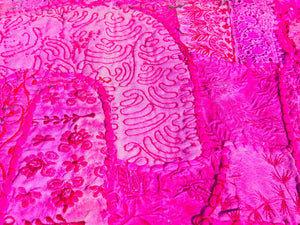 vecchio arazzo in cotone, lavorato artigianalmente a mano con tecnica patchwork.  per ogni pezzo ci possono volere mesi di lavoro sia per i ricami che per la ricerca di elementi, pezzi di tessuto antico, da abbinare all'arazzo.  tipici dell'india del nord, in Rajasthan  l'arazzo in casa è simbolo di fortuna e prosperità.  Pezzo Unico. Ideale come tessuto da appendere a parete ma si puo' impiegare anche come tappeto.    Dimensioni 100x140cm