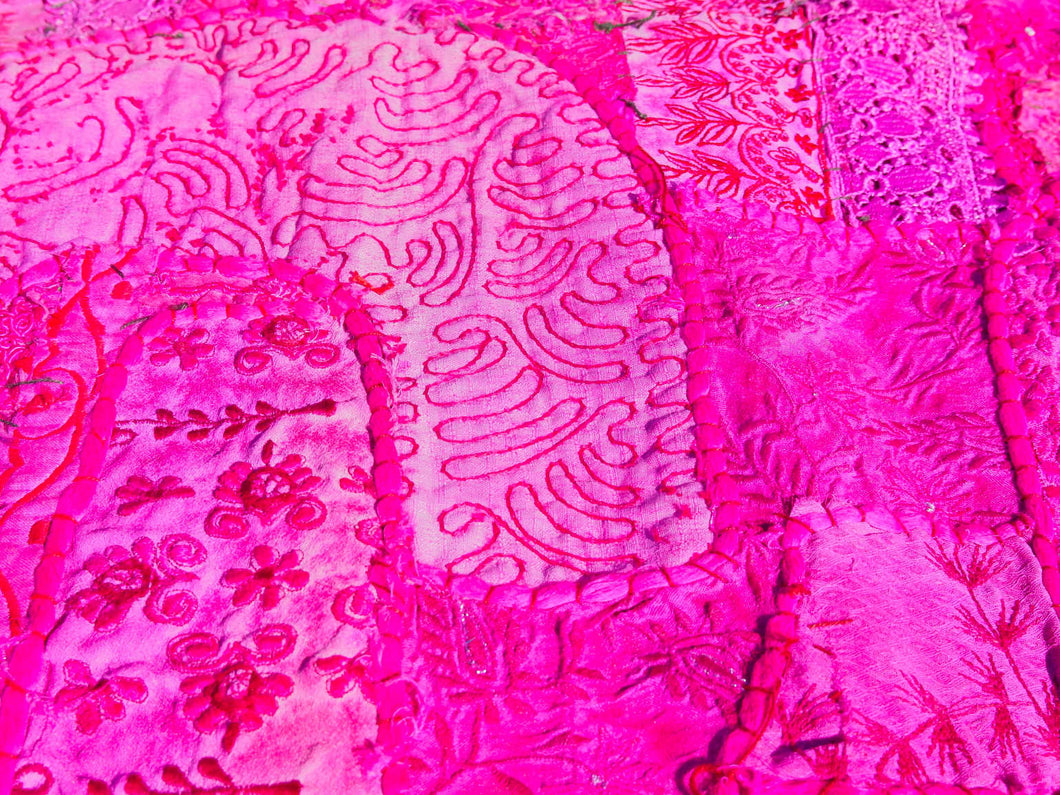 vecchio arazzo in cotone, lavorato artigianalmente a mano con tecnica patchwork.  per ogni pezzo ci possono volere mesi di lavoro sia per i ricami che per la ricerca di elementi, pezzi di tessuto antico, da abbinare all'arazzo.  tipici dell'india del nord, in Rajasthan  l'arazzo in casa è simbolo di fortuna e prosperità.  Pezzo Unico. Ideale come tessuto da appendere a parete ma si puo' impiegare anche come tappeto.    Dimensioni 100x140cm