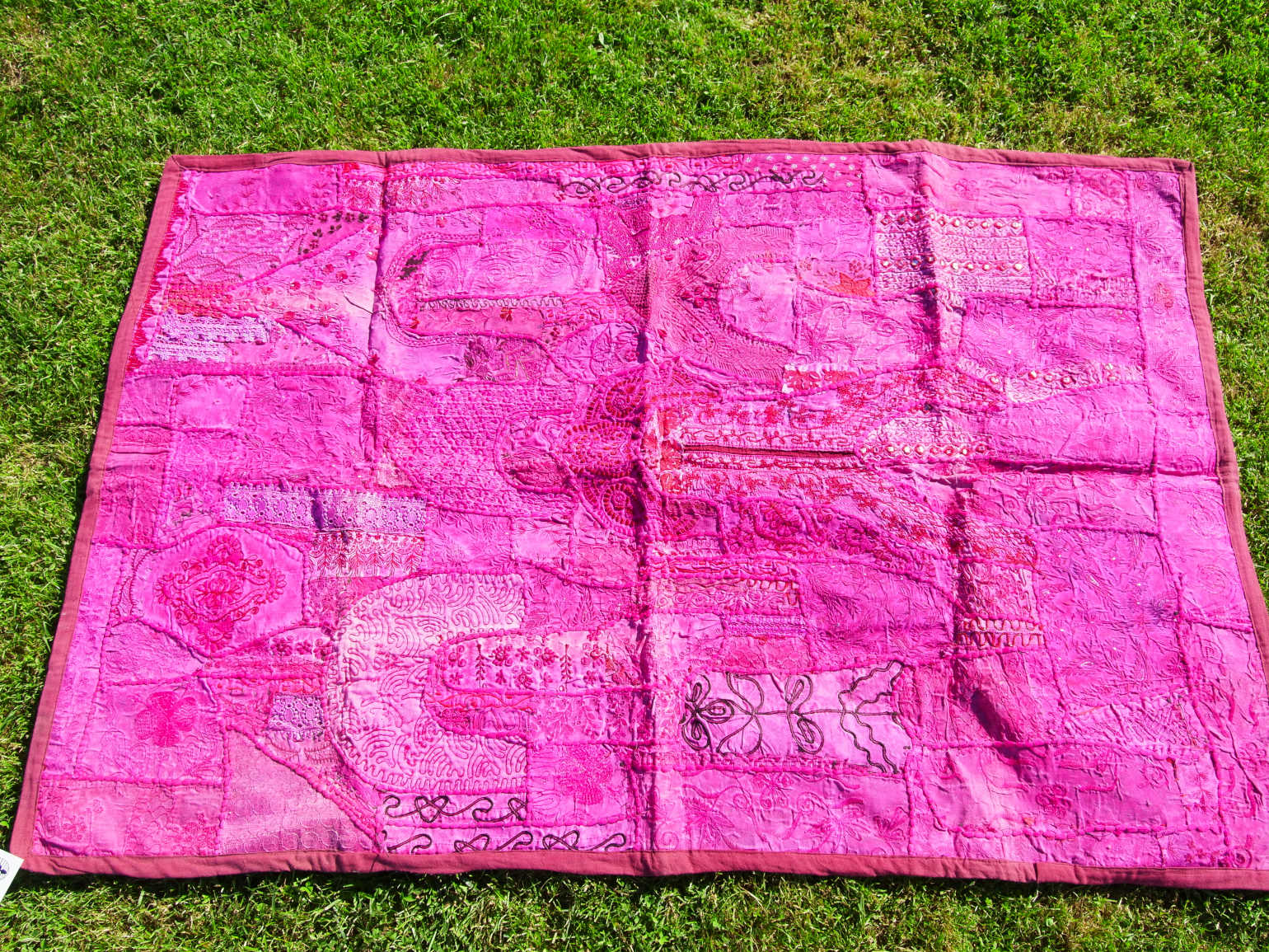 vecchio arazzo in cotone, lavorato artigianalmente a mano con tecnica patchwork.  per ogni pezzo ci possono volere mesi di lavoro sia per i ricami che per la ricerca di elementi, pezzi di tessuto antico, da abbinare all'arazzo.  tipici dell'india del nord, in Rajasthan  l'arazzo in casa è simbolo di fortuna e prosperità.  Pezzo Unico. Ideale come tessuto da appendere a parete ma si puo' impiegare anche come tappeto.    Dimensioni 100x140cm