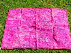vecchio arazzo in cotone, lavorato artigianalmente a mano con tecnica patchwork.  per ogni pezzo ci possono volere mesi di lavoro sia per i ricami che per la ricerca di elementi, pezzi di tessuto antico, da abbinare all'arazzo.  tipici dell'india del nord, in Rajasthan  l'arazzo in casa è simbolo di fortuna e prosperità.  Pezzo Unico. Ideale come tessuto da appendere a parete ma si puo' impiegare anche come tappeto.    Dimensioni 100x140cm