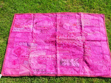 Carica l&#39;immagine nel visualizzatore di Gallery, vecchio arazzo in cotone, lavorato artigianalmente a mano con tecnica patchwork.  per ogni pezzo ci possono volere mesi di lavoro sia per i ricami che per la ricerca di elementi, pezzi di tessuto antico, da abbinare all&#39;arazzo.  tipici dell&#39;india del nord, in Rajasthan  l&#39;arazzo in casa è simbolo di fortuna e prosperità.  Pezzo Unico. Ideale come tessuto da appendere a parete ma si puo&#39; impiegare anche come tappeto.    Dimensioni 100x140cm