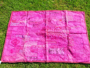 vecchio arazzo in cotone, lavorato artigianalmente a mano con tecnica patchwork.  per ogni pezzo ci possono volere mesi di lavoro sia per i ricami che per la ricerca di elementi, pezzi di tessuto antico, da abbinare all'arazzo.  tipici dell'india del nord, in Rajasthan  l'arazzo in casa è simbolo di fortuna e prosperità.  Pezzo Unico. Ideale come tessuto da appendere a parete ma si puo' impiegare anche come tappeto.    Dimensioni 100x140cm
