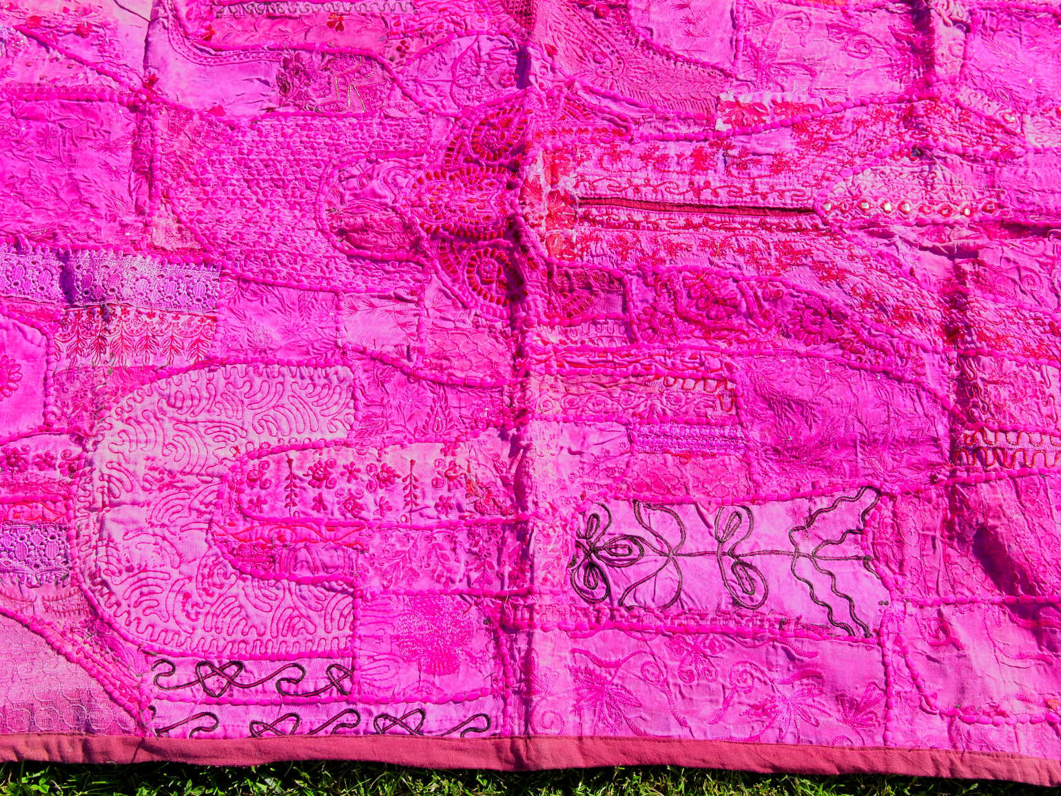 vecchio arazzo in cotone, lavorato artigianalmente a mano con tecnica patchwork.  per ogni pezzo ci possono volere mesi di lavoro sia per i ricami che per la ricerca di elementi, pezzi di tessuto antico, da abbinare all'arazzo.  tipici dell'india del nord, in Rajasthan  l'arazzo in casa è simbolo di fortuna e prosperità.  Pezzo Unico. Ideale come tessuto da appendere a parete ma si puo' impiegare anche come tappeto.    Dimensioni 100x140cm