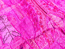 Carica l&#39;immagine nel visualizzatore di Gallery, vecchio arazzo in cotone, lavorato artigianalmente a mano con tecnica patchwork.  per ogni pezzo ci possono volere mesi di lavoro sia per i ricami che per la ricerca di elementi, pezzi di tessuto antico, da abbinare all&#39;arazzo.  tipici dell&#39;india del nord, in Rajasthan  l&#39;arazzo in casa è simbolo di fortuna e prosperità.  Pezzo Unico. Ideale come tessuto da appendere a parete ma si puo&#39; impiegare anche come tappeto.    Dimensioni 100x140cm