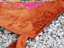 Carica l&#39;immagine nel visualizzatore di Gallery, Vecchio arazzo in cotone con aggiunta di specchietti, perline e filo oro è lavorato artigianalmente a mano con tecnica patchwork, bordatura in velluto con ganci in tessuto per appendere.Dimensioni 115 h150 cm piu&#39; 9cm ganci 
